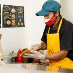 Doña rome preparando torta