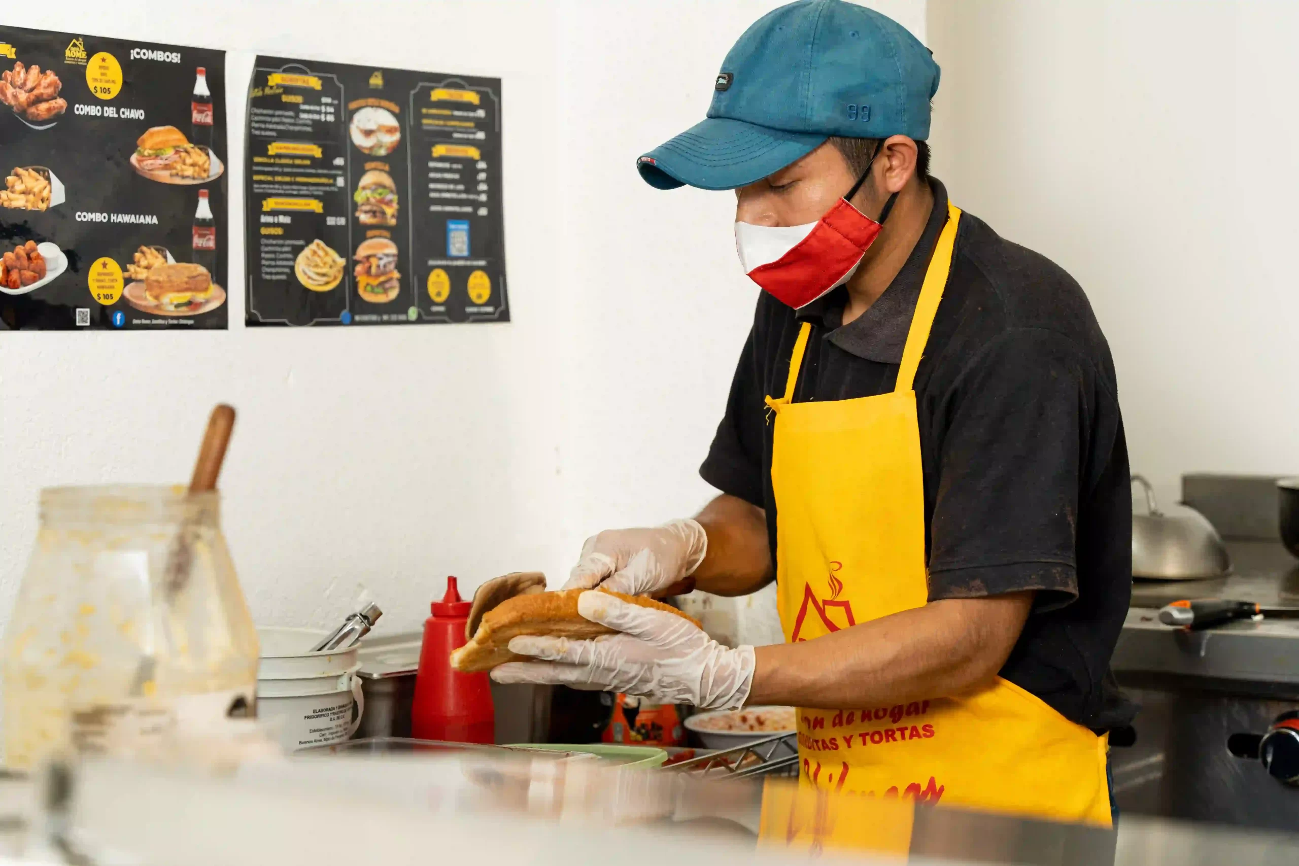 Doña rome preparando torta